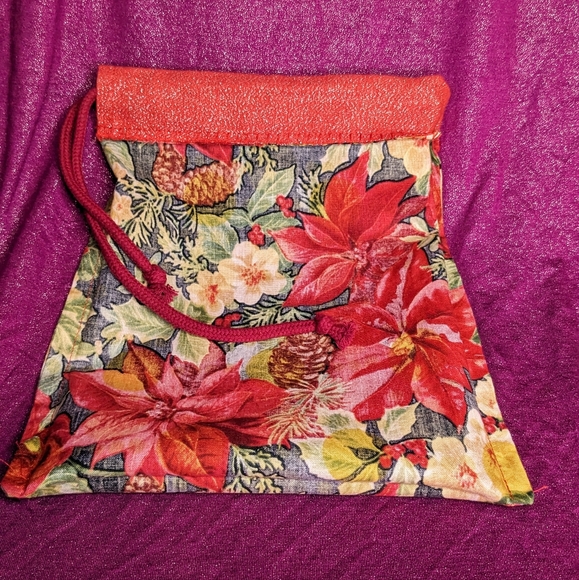 Reusable fabric Christmas poinsettia giftbag- red and gold sparkle - Picture 4 of 4